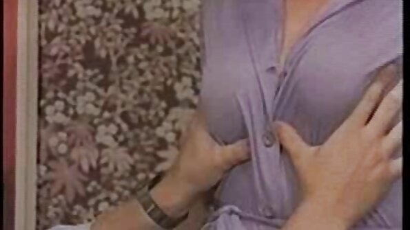 MILF Reagan Foxx dengan payudara besar mengadakan hubungan seks dengan anak perempuan teman wanitanya Chloe Temple dan teman lelakinya
