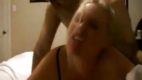 Kate England mengambil air mani pada mukanya selepas fuck keras